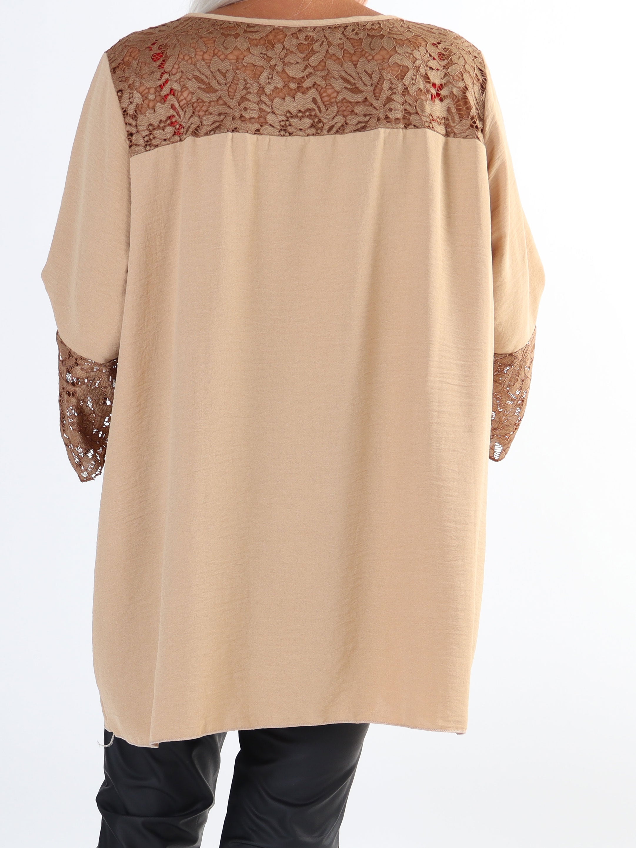 Amanda - Sød simpel plus size tunika med blonde